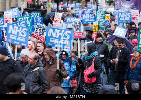 Londres, Royaume-Uni. 3 février 2018. Des milliers de travailleurs des services de santé nationaux, les membres du syndicat, les militants et sympathisants mars dans le centre de Londres pour protester contre les coupures du gouvernement dans l'état de santé et la privatisation des soins médicaux. Credit : Mark Phillips/Alamy Live News Banque D'Images