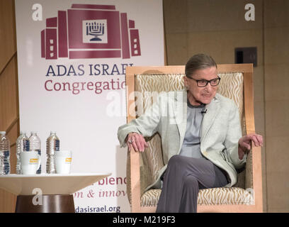 Washington, USA. 06Th Feb 2018. Déposée - Associé de la Cour suprême des États-Unis Ruth Bader Ginsburg apparaît à l'Adas Israel à Washington, DC le Jeudi, Février 1, 2018. Credit : Ron Sachs/CNP - AUCUN FIL SERVICE - Credit : Ron Sachs/consolidé/dpa/Alamy Live News Banque D'Images