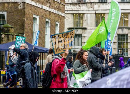 London, UK 3e février 2018. Whitehall, Londres, Royaume-Uni. Des milliers de tous les coins du Royaume-Uni se rassemblent à l'University College de Londres à mars dans le froid et la pluie pour protester contre des coupes dans le Service National de Santé NHS. Le 10 mars a conclu à l'extérieur de Downing Street, la résidence du Premier Ministre, où il a été adressé par le ministre de la Santé de l'ombre Travaux Jonathan Ashworth. Credit : Newspics UK London/Alamy Live News Banque D'Images