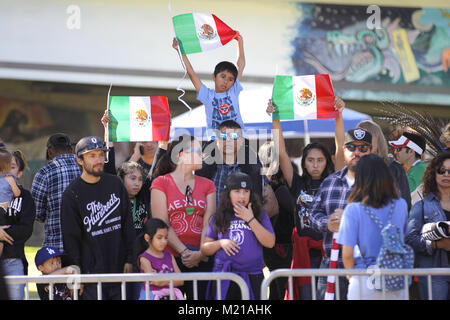 San Diego, CA, USA. 3, 2018. Plusieurs groupes de droite aligné sur le lieu de pique-nique patriotique quelques tables en face de Chicano Park protestataires, illustré, dans le Barrio Logan quartier de San Diego samedi matin. Crédit : John Gastaldo/ZUMA/Alamy Fil Live News Banque D'Images