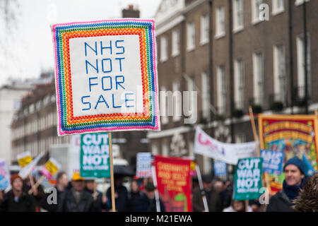 Les manifestants et les militants sur une sauvegarde le NHS mars dans le centre de Londres de goutte d'encre : Crédit/Alamy Live News Banque D'Images