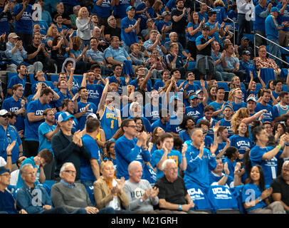 Los Angeles, CA, USA. 06Th Feb 2018. L'UCLA fans célèbrent pendant le match entre l'USC Trojans vs l'UCLA Bruins à Pauley Pavilion à Los Angeles, Californie. UCLA a défait l'USC du Nouveau-Brunswick 82-79 établi.(crédit obligatoire : Juan Lainez/MarinMedia/Cal Sport Media) Credit : csm/Alamy Live News Banque D'Images