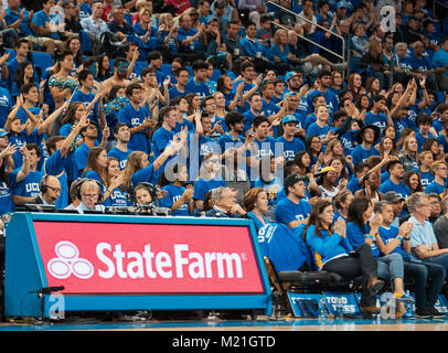 Los Angeles, CA, USA. 06Th Feb 2018. L'UCLA fans célèbrent pendant le match entre l'USC Trojans vs l'UCLA Bruins à Pauley Pavilion à Los Angeles, Californie. UCLA a défait l'USC du Nouveau-Brunswick 82-79 établi.(crédit obligatoire : Juan Lainez/MarinMedia/Cal Sport Media) Credit : csm/Alamy Live News Banque D'Images