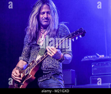 Santa Ana, CA, USA. 27 Jan, 2018. Doug Aldrich fonctionne à rappeler 2018 NAMM JAMM avec plus de 25 artistes jouer certains de Ronnie's greatest hits à l'Observatoire à Santa Ana Ca. pour le NAMM Show Annuel 2018, la convention d'affaires global pour l'industrie de la musique. Crédit : Dave Safley/ZUMA/Alamy Fil Live News Banque D'Images