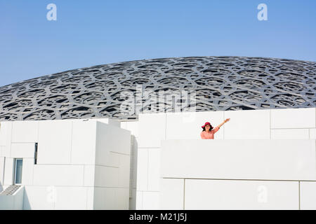 ABU DHABI, EMIRATS ARABES UNIS - le 26 janvier 2018 : Louvre Abu Dhabi en s'appuyant sur une journée ensoleillée Banque D'Images