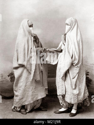 C.1880 s l'Afrique du Nord Algérie - deux femmes musulmanes voilées Banque D'Images