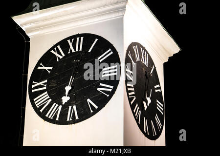 Vieille tour de l'horloge à Novi Sad, Serbie la nuit Banque D'Images