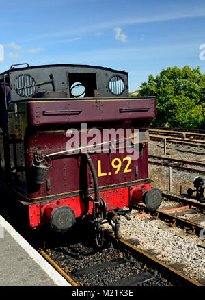 Les outils du pompier se suspendre à l'abri de London Transport réservoir pannier n° L92 à Totnes Riverside station sur le South Devon Railway. Banque D'Images