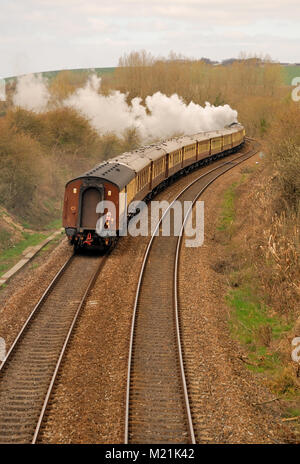 SR Merchant Navy Class No 35028 'Clan Line' part vers l'ouest avec un train Belmond (VSOE) British Pullman, le 4th avril 2007. Banque D'Images
