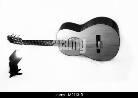 Une guitare classique éclairée par la vive lumière d'un flash professionnel. Photo en noir et blanc Banque D'Images