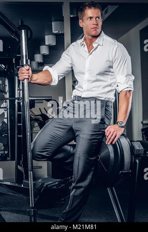 Élégant, attractive male posant dans un club de sport. Banque D'Images