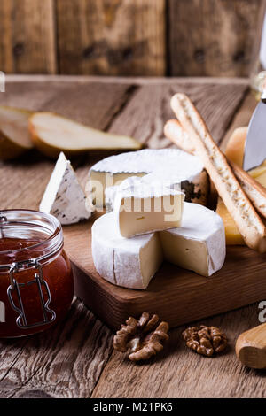 Carte avec différentes sortes de fromage sur la table en bois rustique Banque D'Images