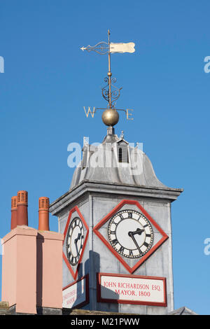 La tour de l'horloge et girouette sur le dessus de l'Ancien hôtel de ville de Carlisle, Cumbria, England, UK Banque D'Images