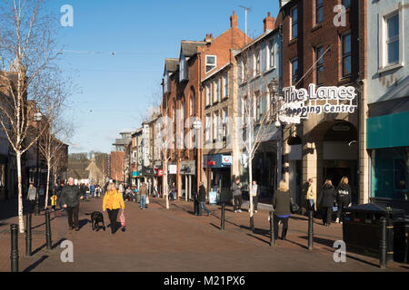 Les gens marcher dans la rue Scotch, centre-ville de Carlisle, Cumbria, England, UK Banque D'Images