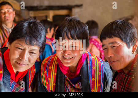 Prakhar Lhakhang, Bumthang, Bhoutan. Les femmes bhoutanaises. Banque D'Images