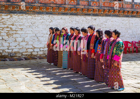 Prakhar Lhakhang, Bumthang, Bhoutan. Les femmes en costume traditionnel le chant à l'Duechoed fête religieuse. Banque D'Images