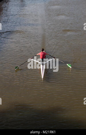 Un rameur d'AVIRON : solo sur la rivière Avon à Bristol Banque D'Images