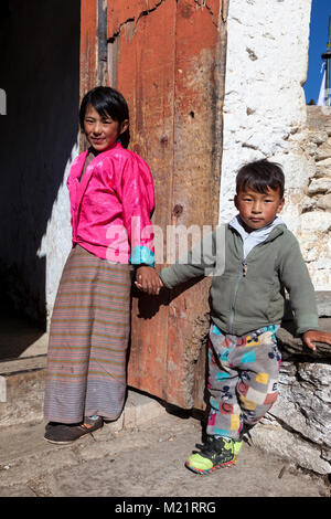 Prakhar Lhakhang, Bumthang, Bhoutan. Les jeunes enfants. Banque D'Images