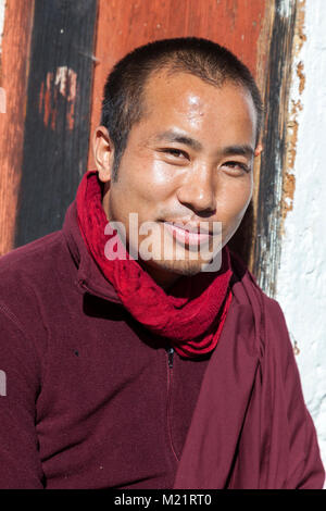 Prakhar Lhakhang, Bumthang, Bhoutan. Jeune moine bouddhiste. Banque D'Images