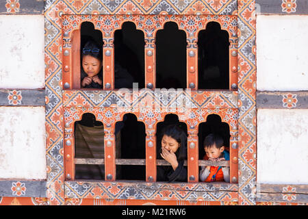 Prakhar Lhakhang, Bumthang, Bhoutan. Les femmes et le garçon dans la fenêtre du monastère. Banque D'Images