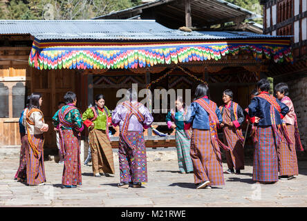 Prakhar Lhakhang, Bumthang, Bhoutan. Les femmes en costume traditionnel le chant à l'Duechoed fête religieuse. Banque D'Images