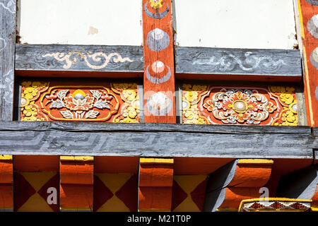 Prakhar Lhakhang, Bumthang, Bhoutan. Décor floral sculpté en bois, cour centrale. Banque D'Images