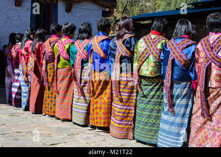 Prakhar Lhakhang, Bumthang, Bhoutan. Les femmes en costume traditionnel pour effectuer une danse dans le Duechoed fête religieuse. Banque D'Images