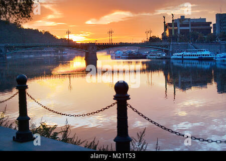 République tchèque, Prague - Aug 17, 2017 : matin d'été lever du soleil sur la rivière Moldau embankment, Prague (République tchèque), l'UNESCO Banque D'Images