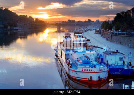 République tchèque, Prague - Aug 17, 2017 : matin d'été lever du soleil sur la rivière Moldau embankment, Prague (République tchèque), l'UNESCO Banque D'Images