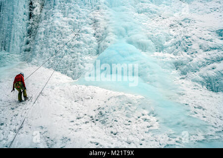 Grimpeur sur glace sur la partie supérieure de la tombe pendant l'hiver, le ruisseau Johnston Canyon Johnston, Banff National Park, Rocheuses canadiennes, l'Alberta, CA Banque D'Images