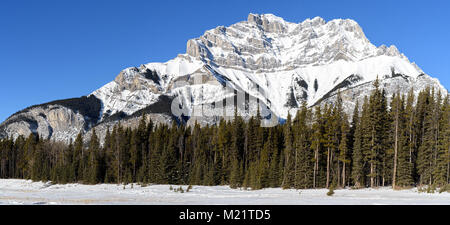 Le format panorama photo d'un paysage hivernal de l'harfang haut de Cascade Mountain dans le parc national Banff, Alberta, Canada Banque D'Images