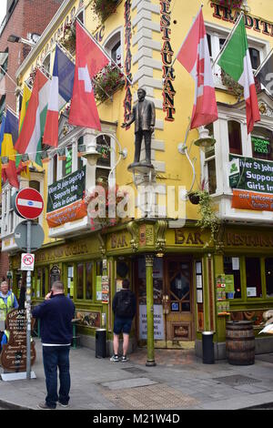 La façade jaune pittoresque d'Oliver St John Bar Half-penny Bridge la façade de l'immeuble dans le centre de Dublin. Banque D'Images