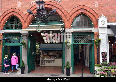 La brique rouge et vert façade en bois peint de Georges Street Arcade dans le centre de Dublin. Banque D'Images