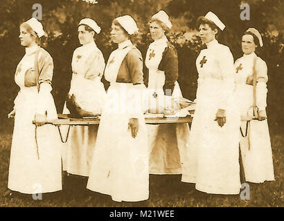 Première Guerre mondiale (1914-1918) alias la Grande Guerre ou Première Guerre mondiale - Guerre de tranchées - Nursess agissant en tant que brancardiers Banque D'Images