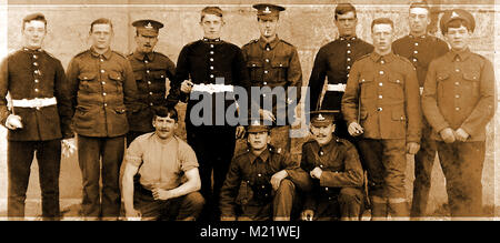 Première Guerre mondiale (1914-1918) alias la Grande Guerre ou Première Guerre mondiale - Guerre de tranchées - Un ancien album photo montrant un groupe de soldats britanniques de la PREMIÈRE GUERRE MONDIALE, peut-être Royal Garrison Artillery. Banque D'Images