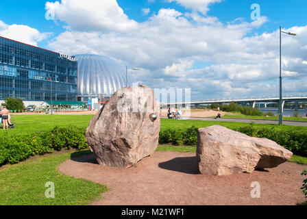 SAINT - Pétersbourg, Russie - le 16 août 2017 : Pierre de l'amitié entre Saint-Pétersbourg et Helsinki dans les 300 ans d'anniversaire de Saint-Pétersbourg Park Banque D'Images