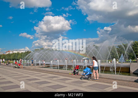 SAINT - Pétersbourg, Russie - le 16 août 2017 : Les gens se reposent près de la fontaine avec rainbow dans les 300 ans d'anniversaire de Saint-Pétersbourg Park Banque D'Images