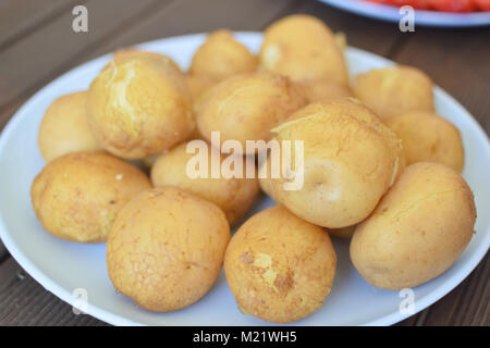Les pommes de terre sur la plaque Banque D'Images