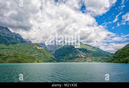 Le Lac de Molveno, Trentin-Haut-Adige, Italie du nord. Le lac est élu plus beau lac d'Italie. Banque D'Images