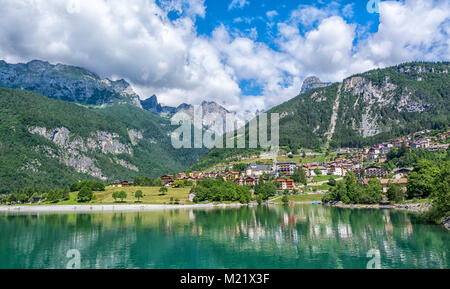 Le Lac de Molveno, Trentin-Haut-Adige, Italie du nord. Le lac est élu plus beau lac d'Italie. Banque D'Images