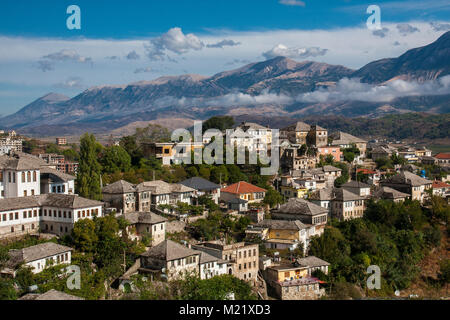 Gjirokastre est une ville du sud de l'Albanie. Sa vieille ville est un site du patrimoine mondial de l', décrit comme "un exemple rare de ville ottomane bien préservée, construite par les agriculteurs du grand domaine Banque D'Images