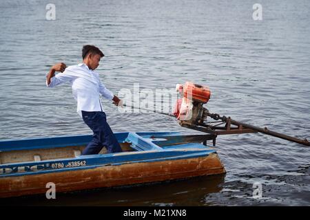 Garçon cambodgien sur bateau à longue queue, Tonlé Sap, au Cambodge Banque D'Images