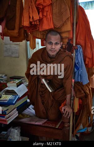 Le moine bouddhiste étudier au monastère prix, Battambang, Cambodge Banque D'Images