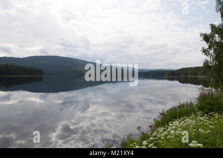 Avec belle vue sur un Idyylic Cluds Lake la Norvège en été Banque D'Images