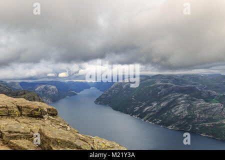 Vue sur le Fjord de preikestolen haut de la Banque D'Images