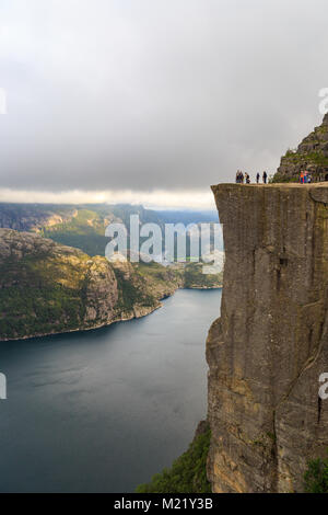 Vue sur le Fjord de preikestolen haut de la Banque D'Images