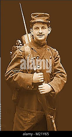 Première Guerre mondiale (1914-1918) alias la Grande Guerre ou Première Guerre mondiale - la guerre des tranchées - LA PREMIÈRE GUERRE MONDIALE, un soldat français pose pour une photographie dans son nouvel uniforme Banque D'Images