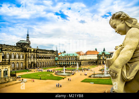 Vue sur la sculpture historique en face de Palais Zwinger à Dresde Banque D'Images