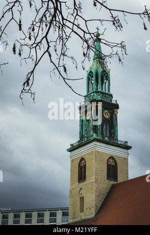 Regardez tout droit de la coupole de l'église Sainte Marie de Berlin avec une ossature de l'arbre la photo Banque D'Images