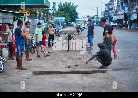 Les hommes cambodgiens français jouant balls, Kompong Chhnang, Cambodge Banque D'Images